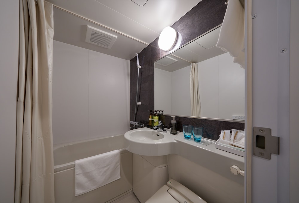 Single Use - Double Room (No Housekeeping) photo 3