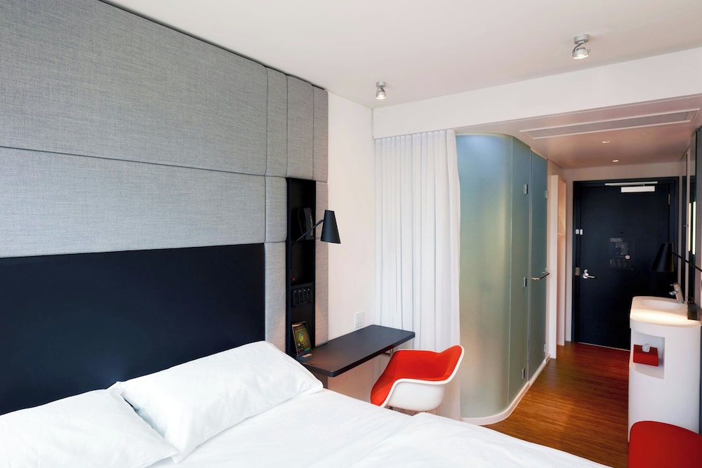 Premium Room, 1 King Bed (View) - Photo 7