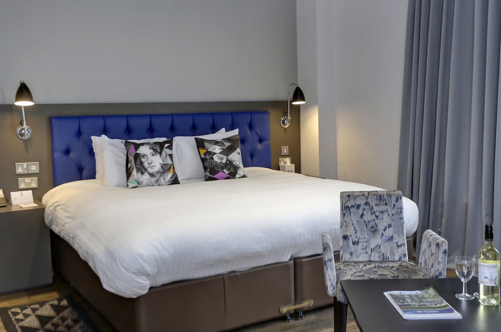 Standard Room, 1 King Bed, Non Smoking (Converts to 2 Twin Beds) - Photo 2