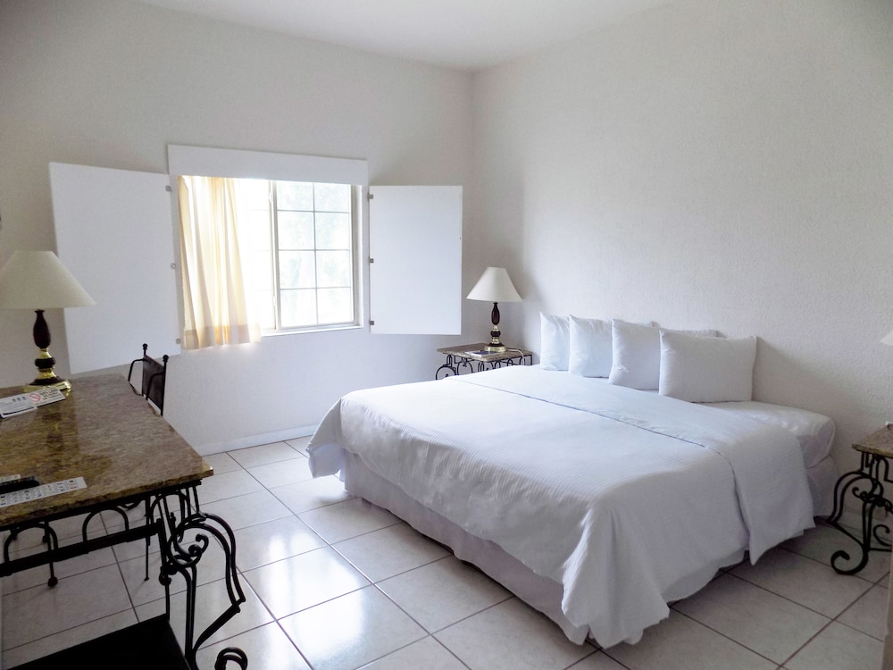 Standard Room, 1 King Bed, Non Smoking - Photo 1