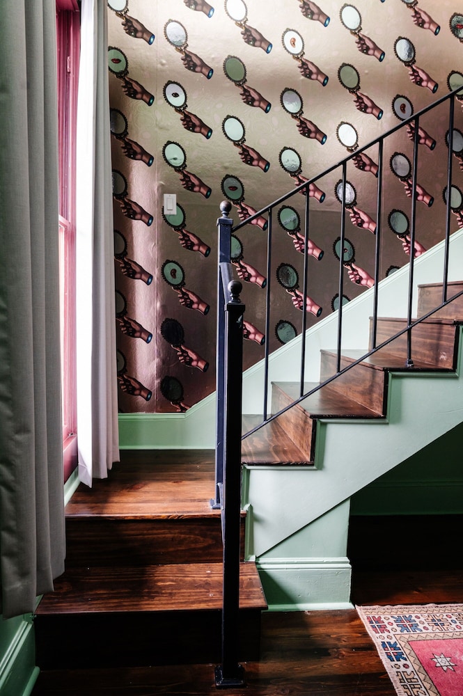 Queen Suite (24/7 Front Desk) - Photo 7
