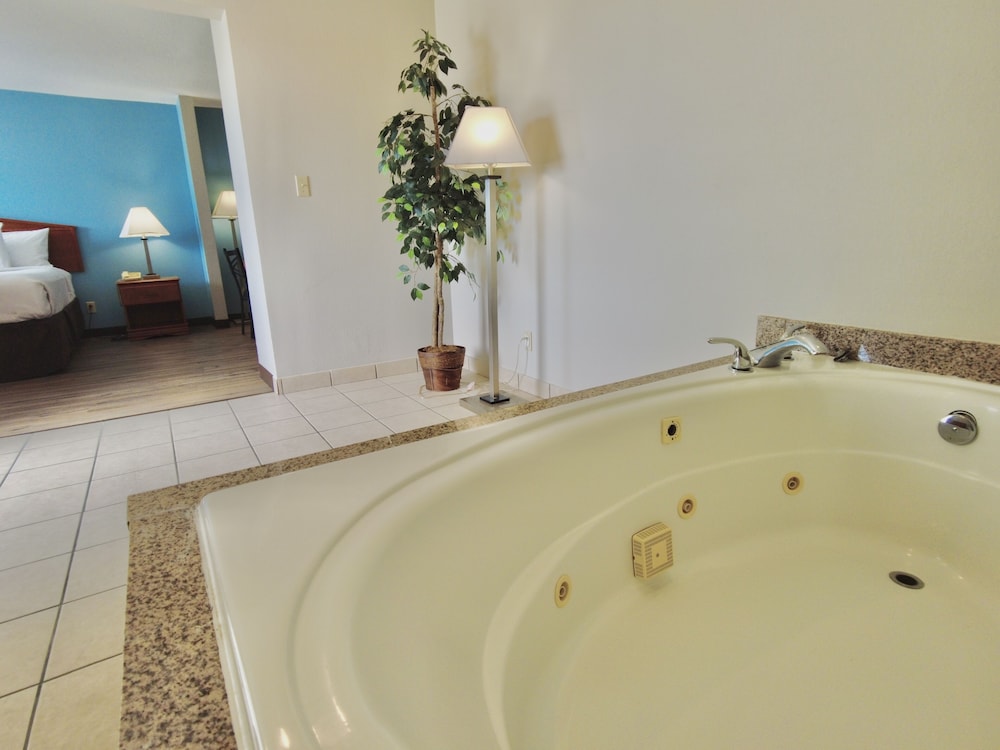 Suite, 1 King Bed, Non Smoking, Jetted Tub - Photo 19
