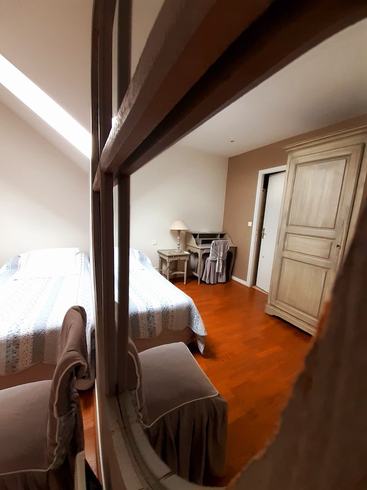 Triple Room Street Side photo 3