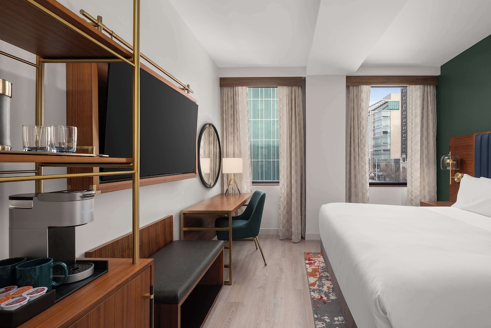 Single Room, 1 King Bed, Bathtub (Mobility) - Photo 1