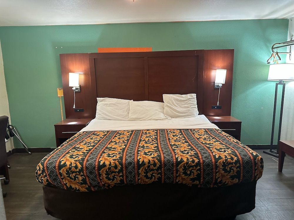Room, 1 King Bed, Smoking - Photo 1