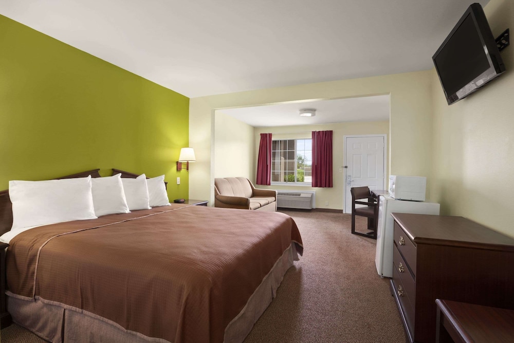 Room, 1 King Bed, Smoking - Photo 1