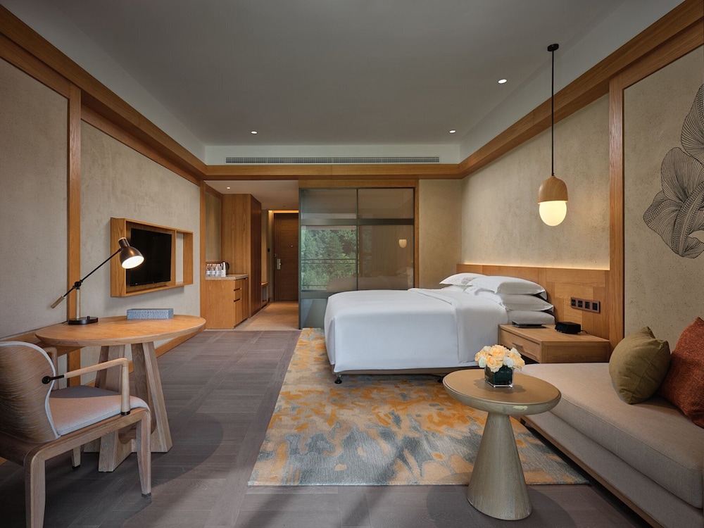 Standard Room, 1 King Bed, Club Lounge Access, Mountain View