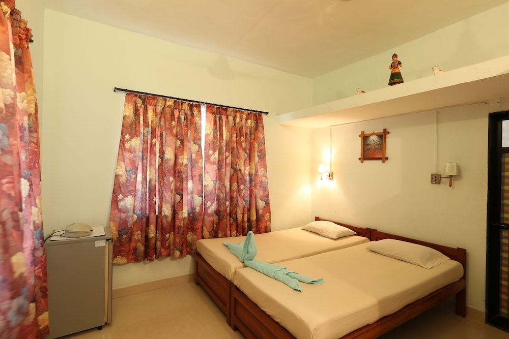 Non AC Twin Room with Balcony Ground Floor photo 3