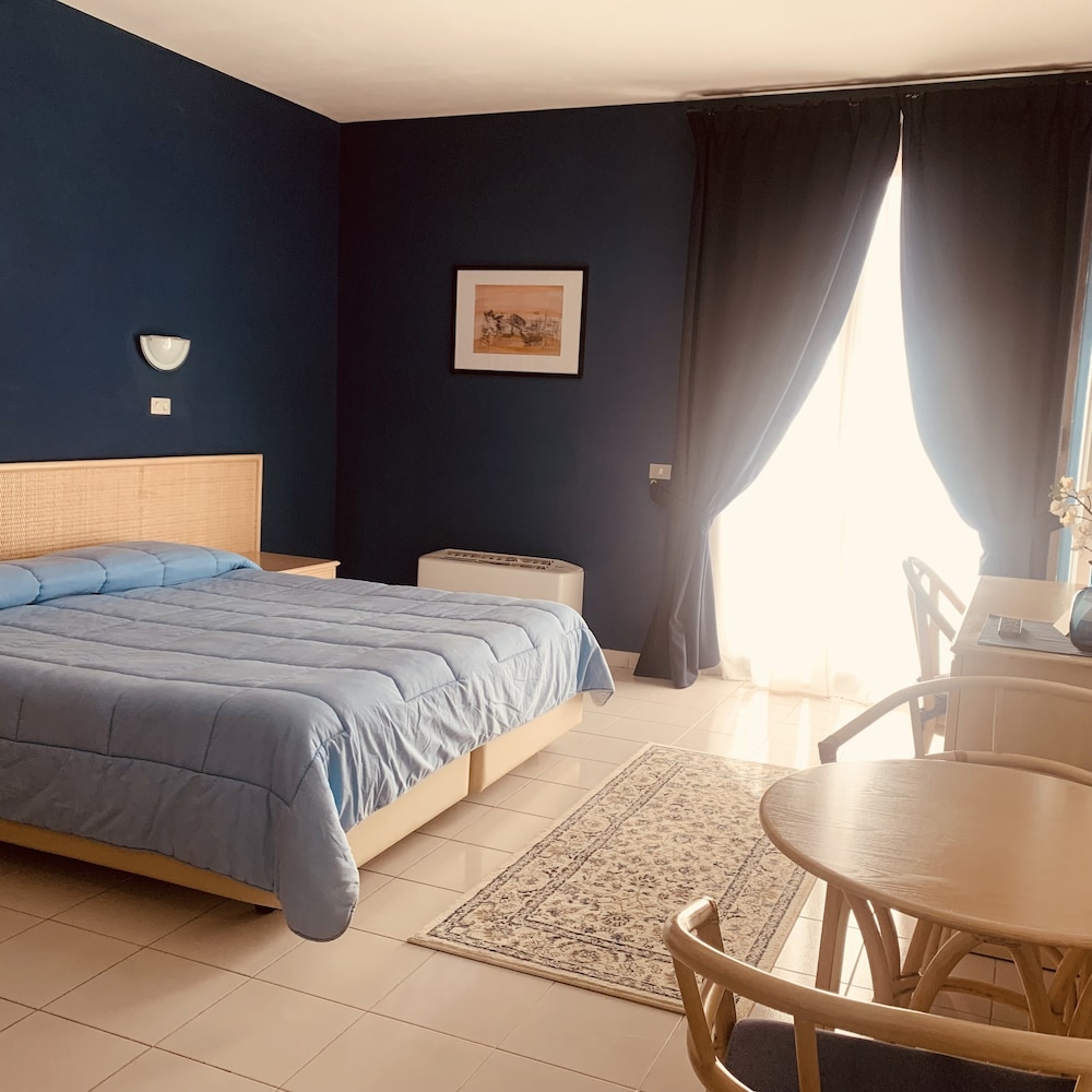 Deluxe Triple Room, Private Bathroom, Poolside