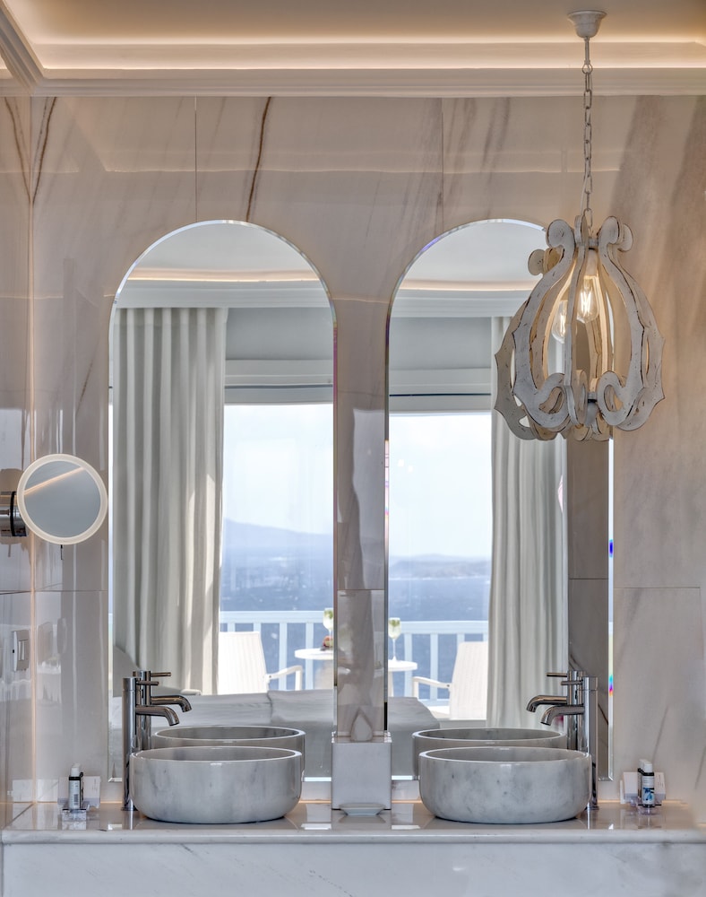 Signature Junior Suite with Sea View - Photo 8