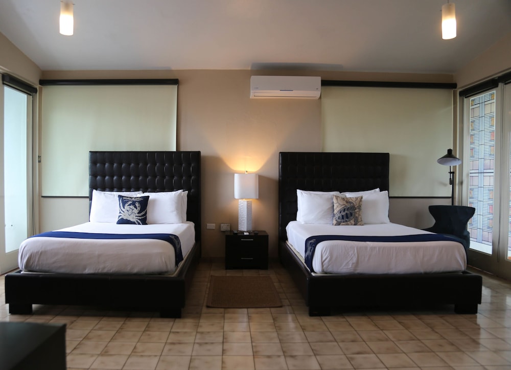 Panoramic Quadruple Room, 2 Queen Beds, Ocean View, Oceanfront photo 2