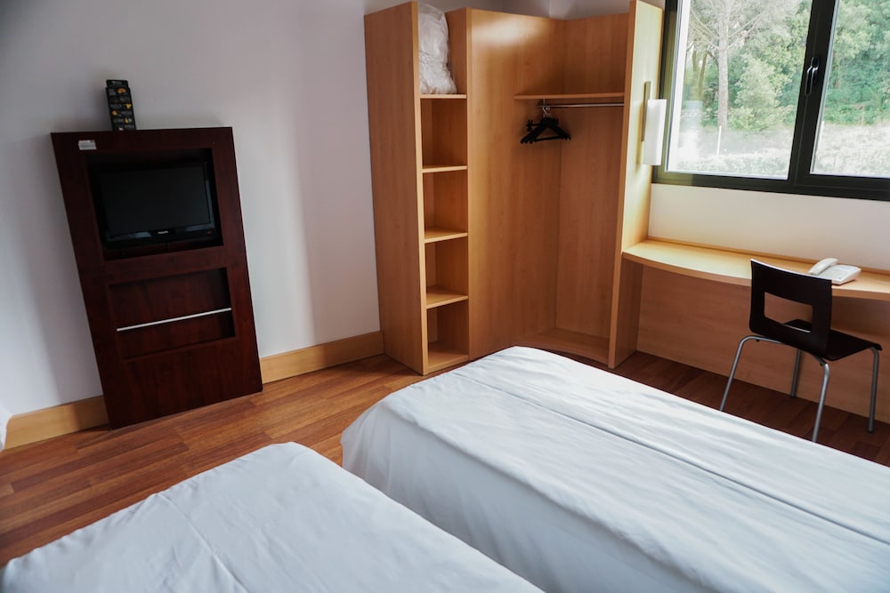Standard Room, 2 Twin Beds - Photo 6