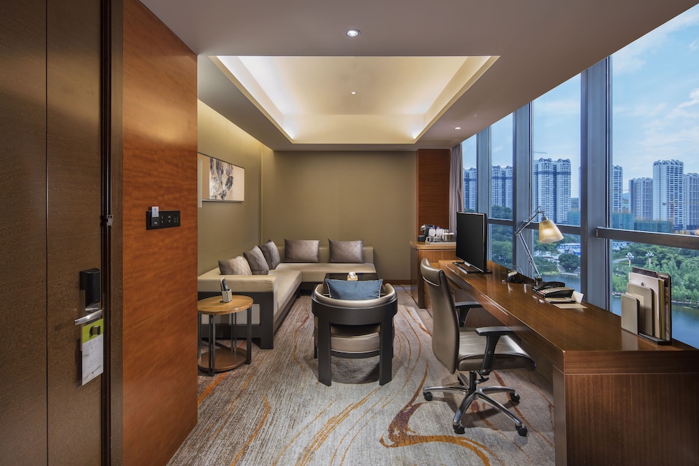 Corner Suite with Lounge Access