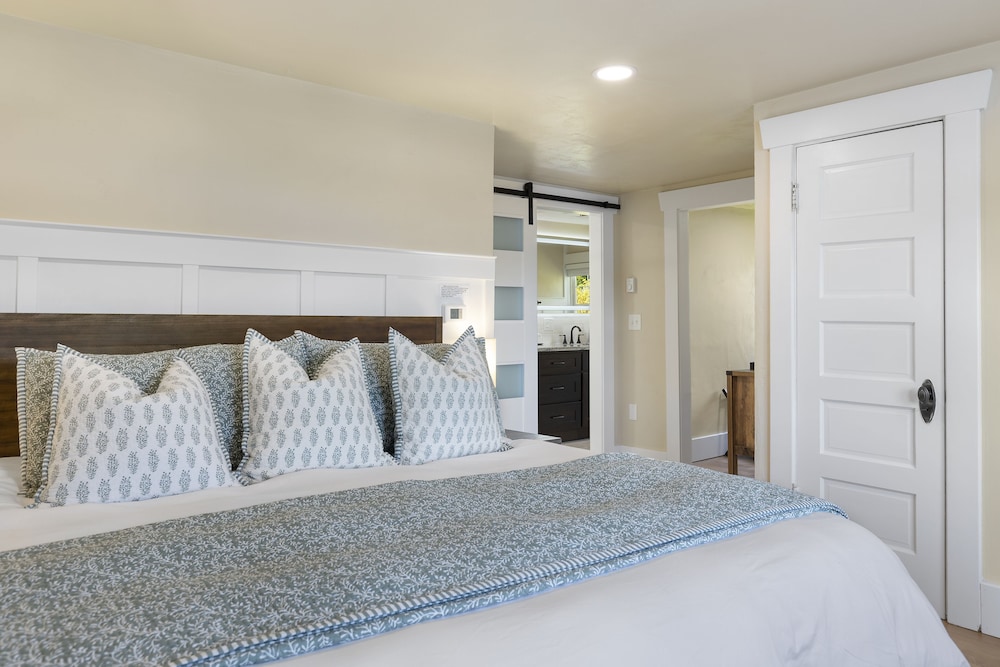 Deluxe Single Room, 1 King Bed, Fireplace, Oceanfront photo 2