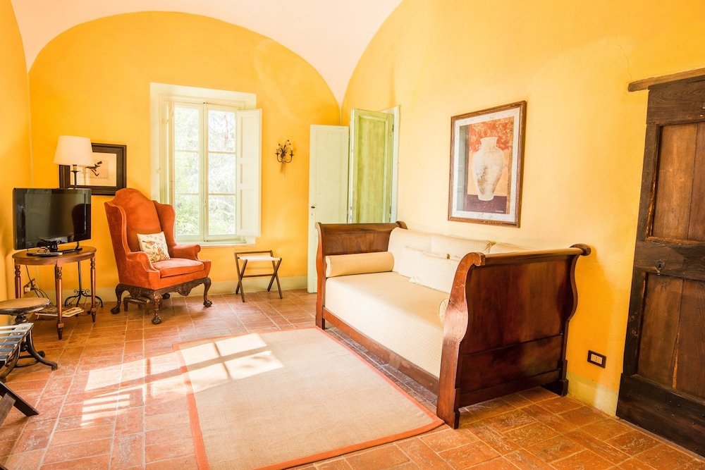 Suite (Magnifica) photo 1