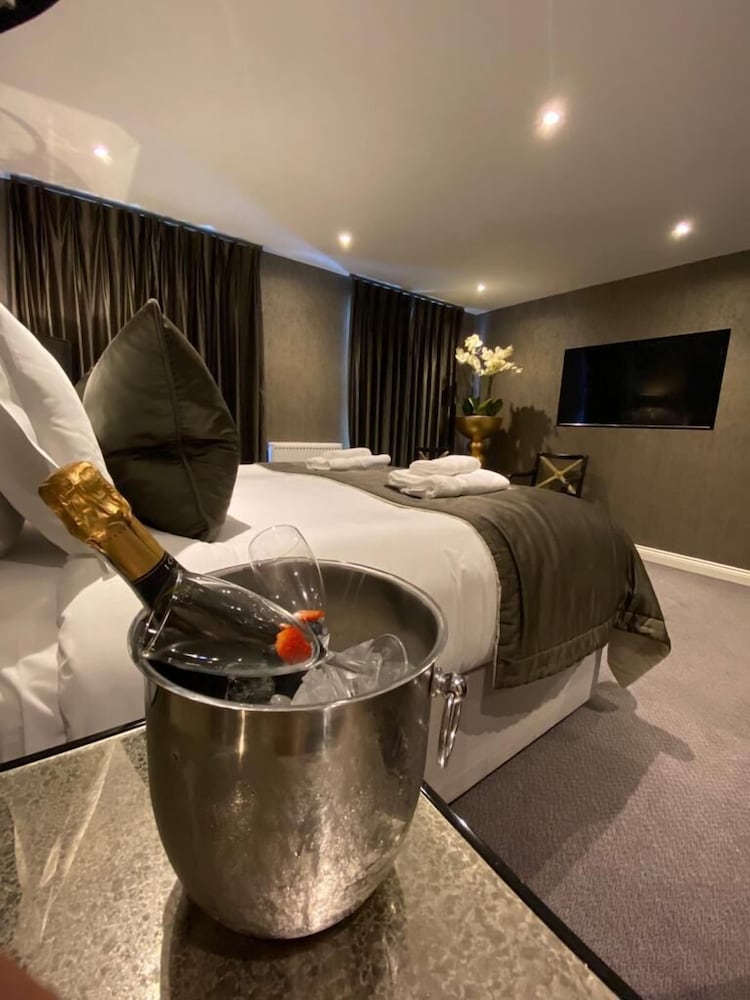 Superior Suite, 1 King Bed, Non Smoking - Photo 3