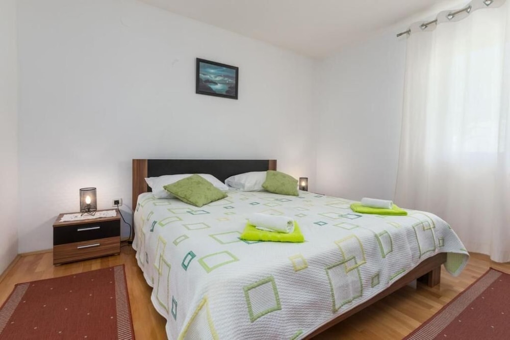 House, 5 Bedrooms photo 2