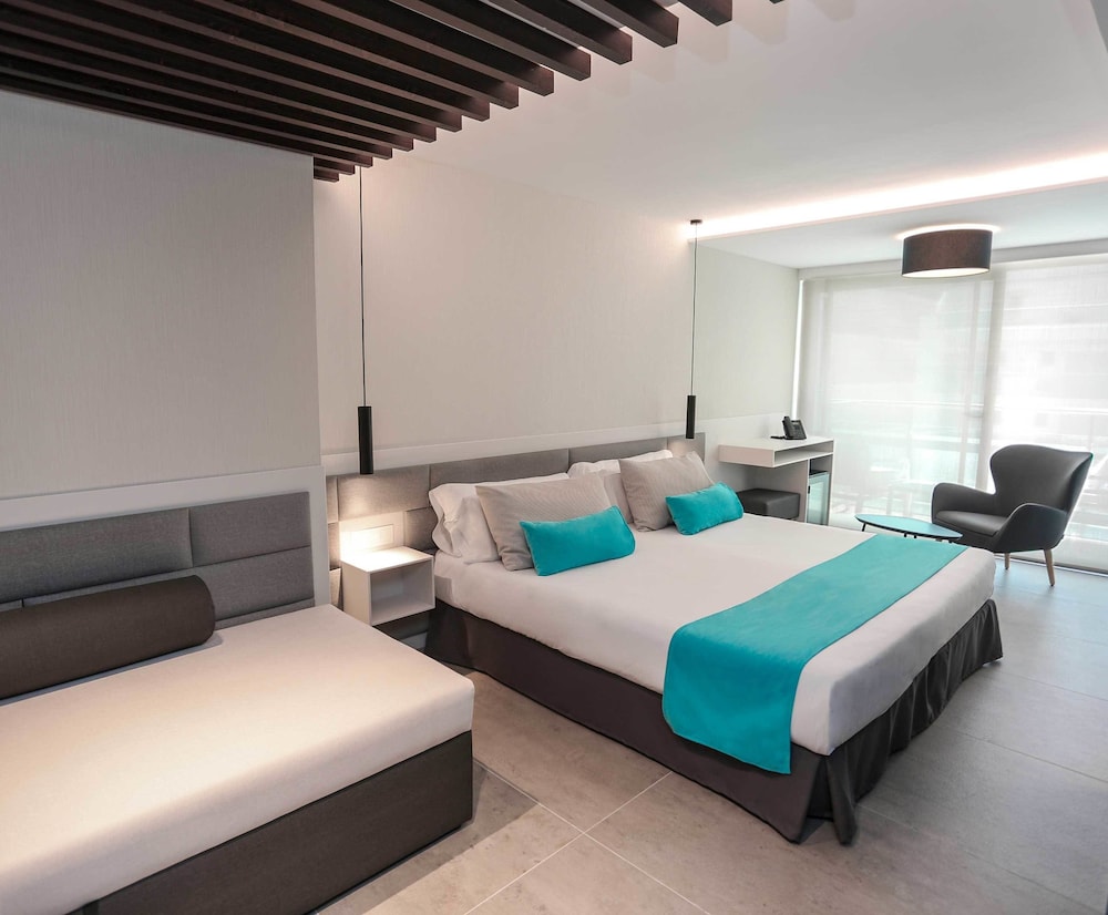 Triple Room URBAN, Pool View - Photo 1