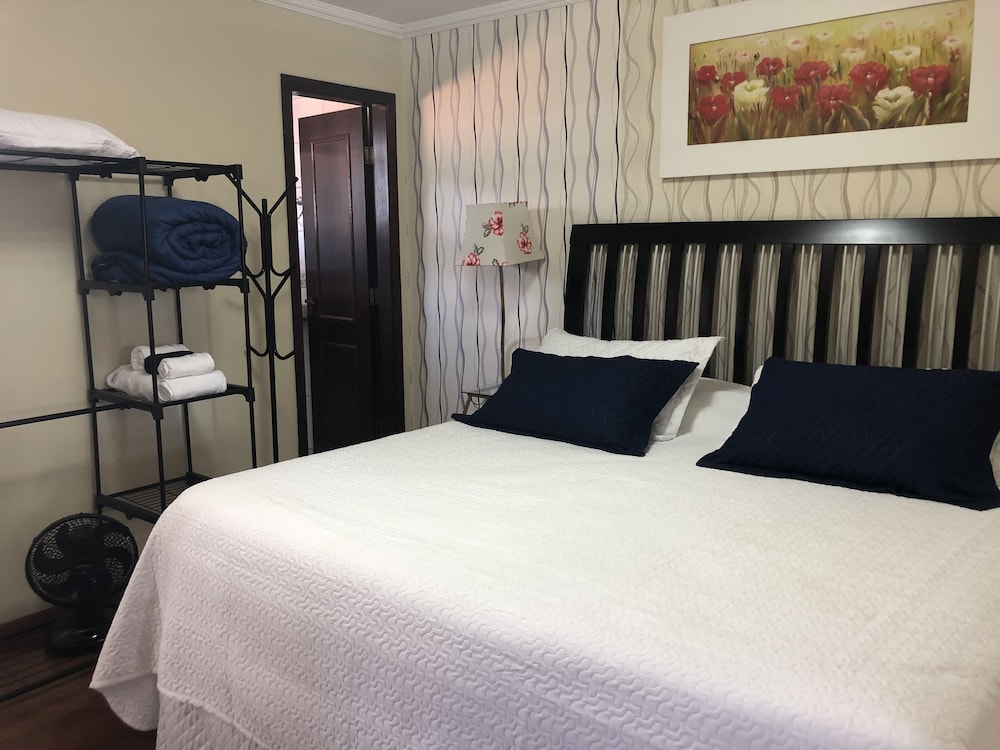 Premium Studio Suite, 1 King Bed, Air conditioning, Garden View