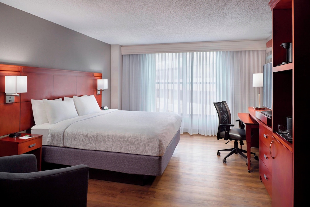 Room, 1 King Bed (Mobility/Hearing Accessible, Tub) - Photo 2