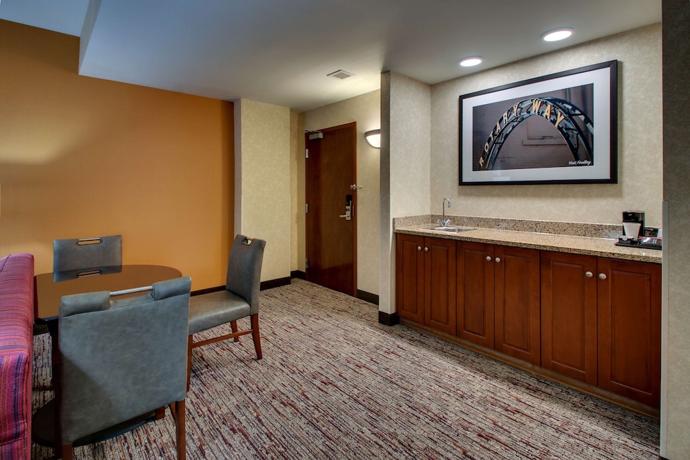 Suite, Multiple Beds (2 Rooms, Oversized) photo 2