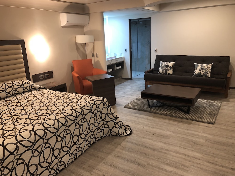 Deluxe Suite, 1 King Bed photo 2