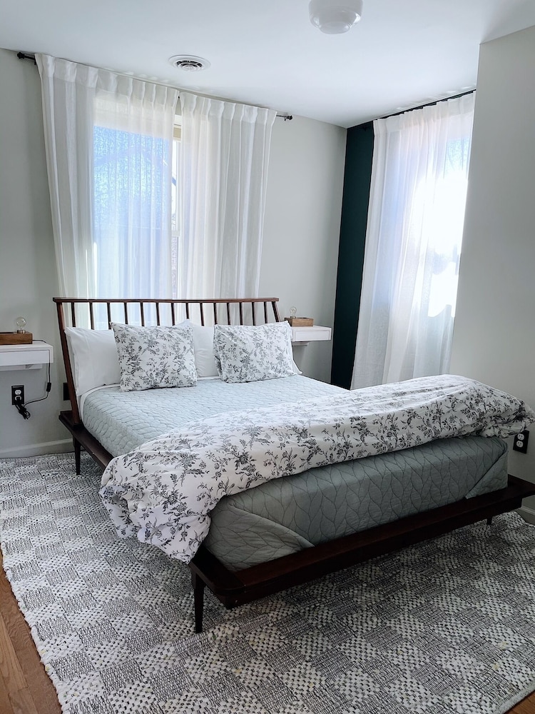 Deluxe Suite, Multiple Beds, 2 Bathrooms (Pet Friendly) photo 2
