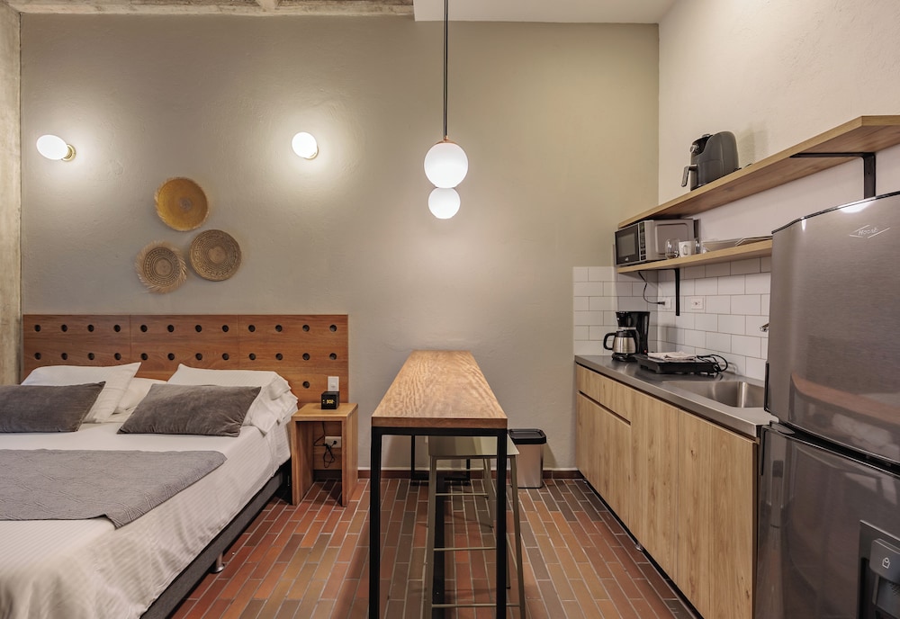 Superior Studio, 1 King Bed, Kitchen photo 3