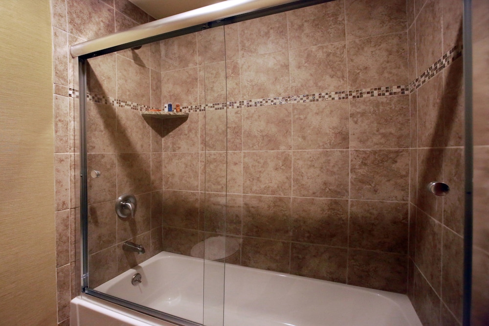 Honeymoon Suite - Photo 5