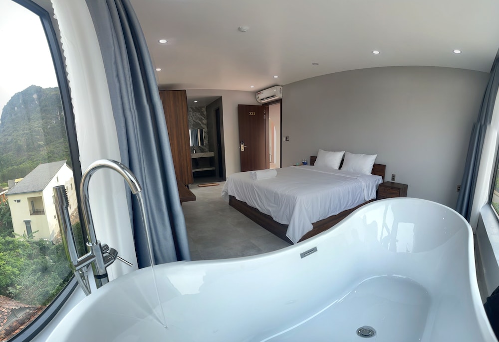 Deluxe Double Room, Bathtub