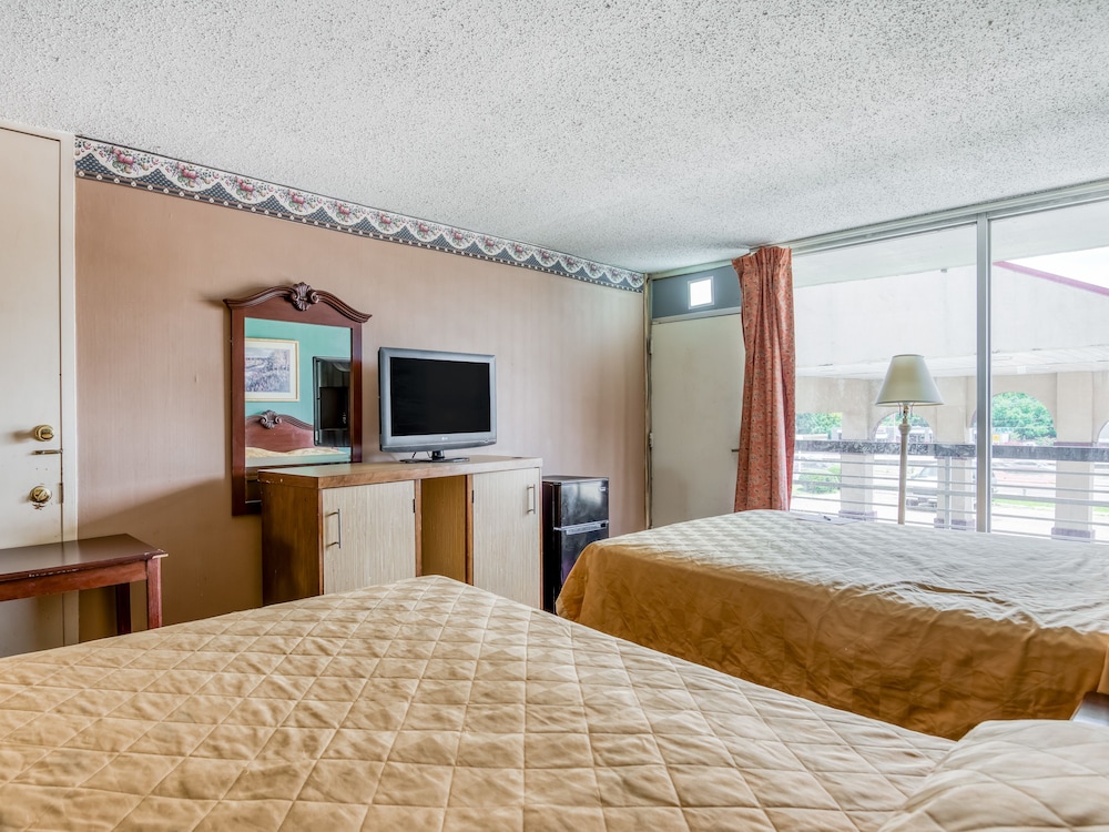 Room, 2 Queen Beds photo 3