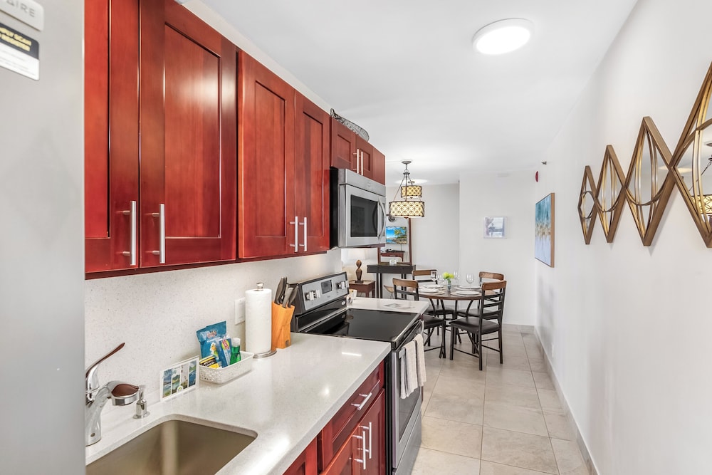 High Floor Ocean View Condo (King Bed and Parking): Condo, 1 Bedroom, Ocean View (0123) photo