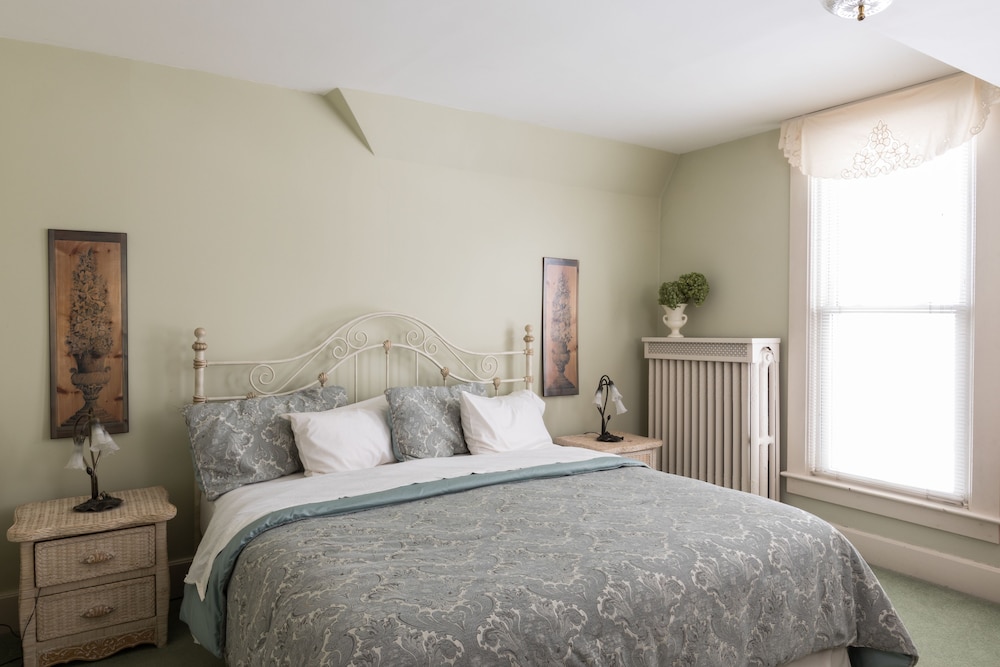 Luxury Suite, 1 King Bed, Jetted Tub (Marseilles Garden) photo 3