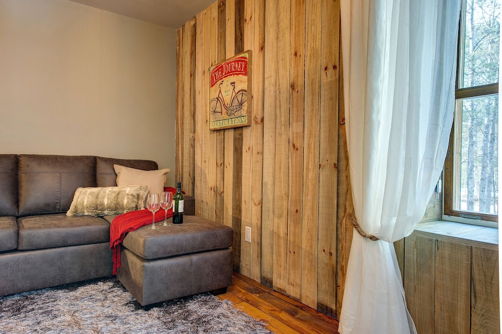 Deluxe Suite with seperate living room photo 2