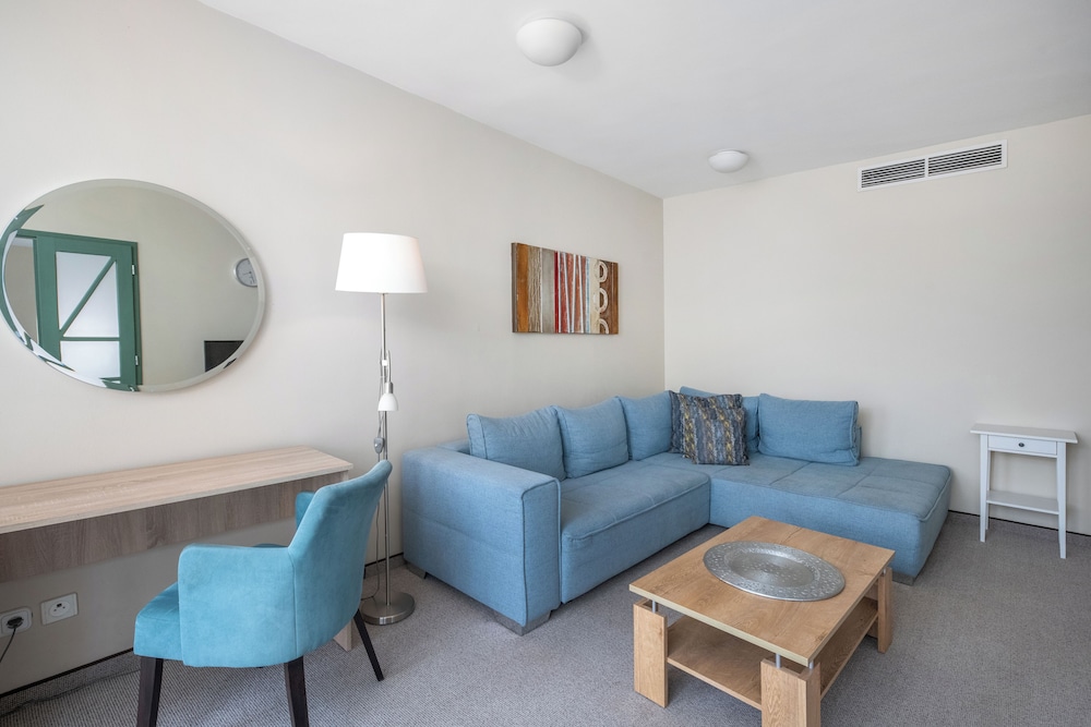 Suite - Photo 1