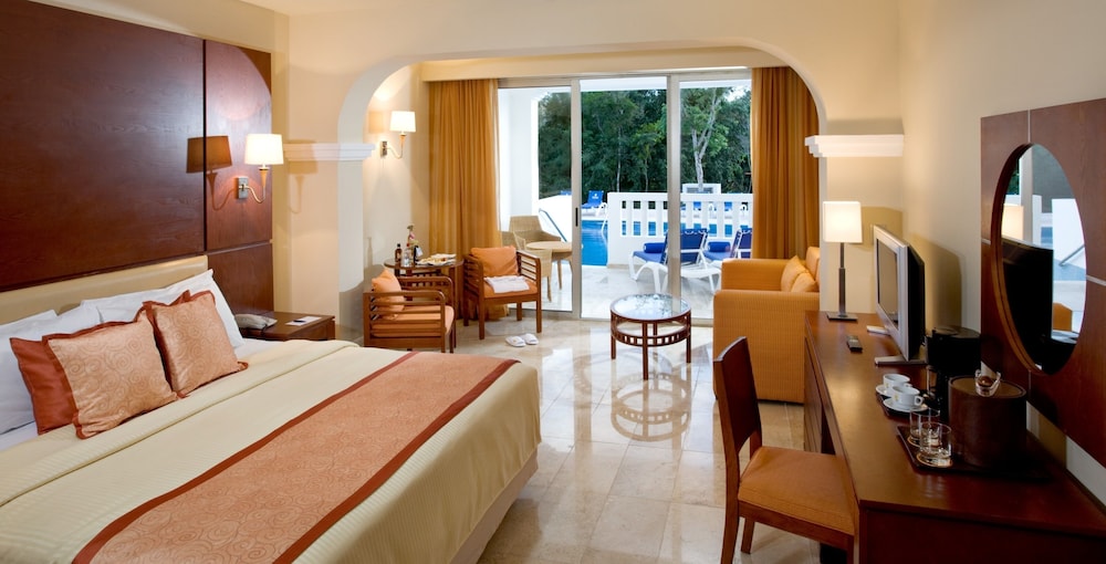 Deluxe Suite, Pool Access (with Bathtub, Pool View)