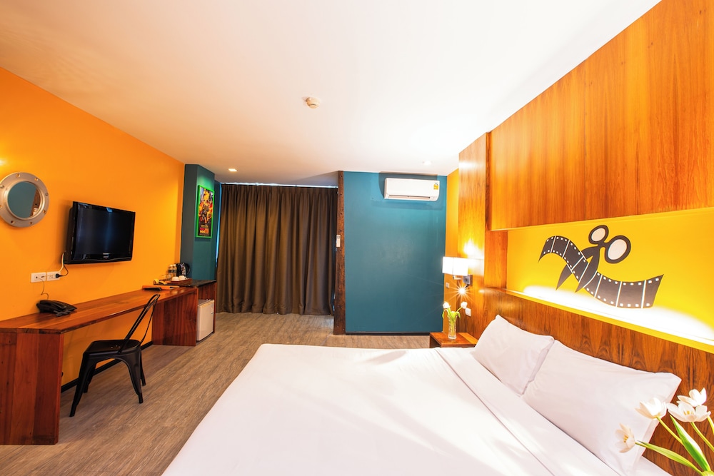 Standard Room, 1 King Bed, Balcony photo 3