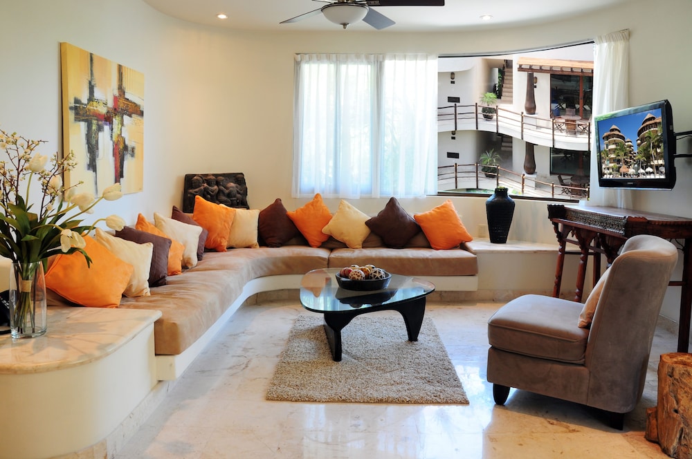 Deluxe Condo, 2 Bedrooms, Kitchen - Photo 12
