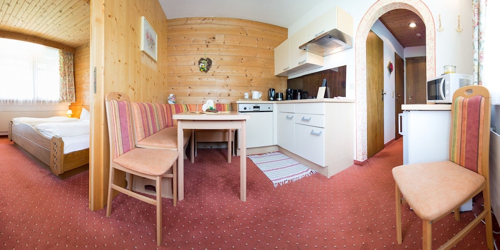 Traditional Apartment, 1 Queen Bed, Non Smoking, Mountain View photo 2