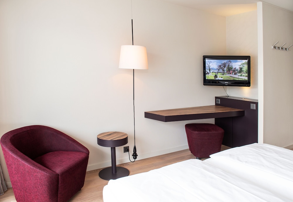 Classic Twin Room, Balcony, Lake View - Photo 1