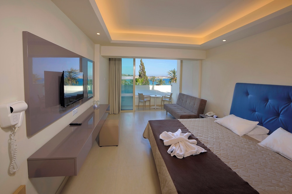 Deluxe Sea View Room Outdoor Hot Tub photo 1