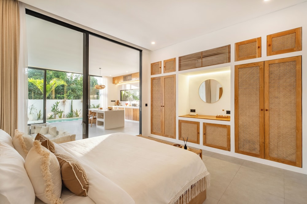 Villa, 1 King Bed, Patio, Pool View