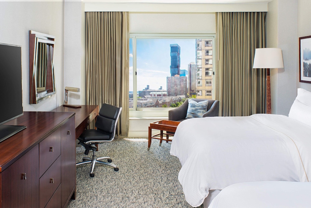 Premium Room, 1 King Bed, Corner - Photo 2