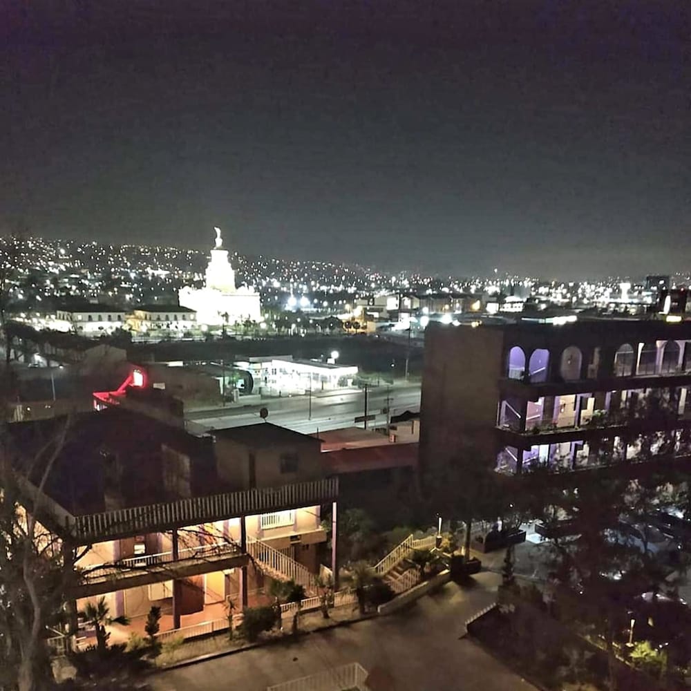 Basic Room, 1 King Bed, City View photo 2
