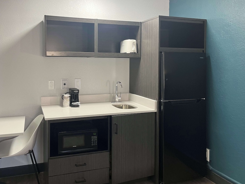 Standard Room, 2 Double Beds, Smoking, Kitchenette - Photo 6