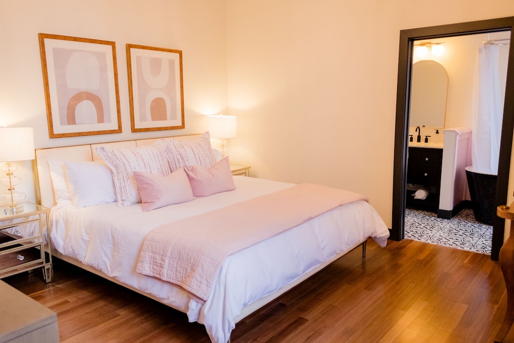 Deluxe Single Room, 1 King Bed, City View photo 3