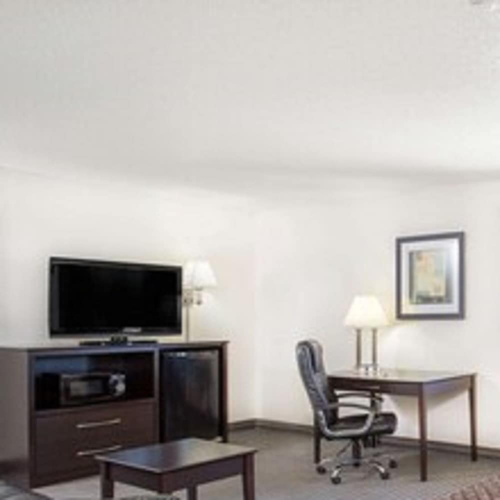 Suite, 1 King Bed, Non Smoking - Photo 3