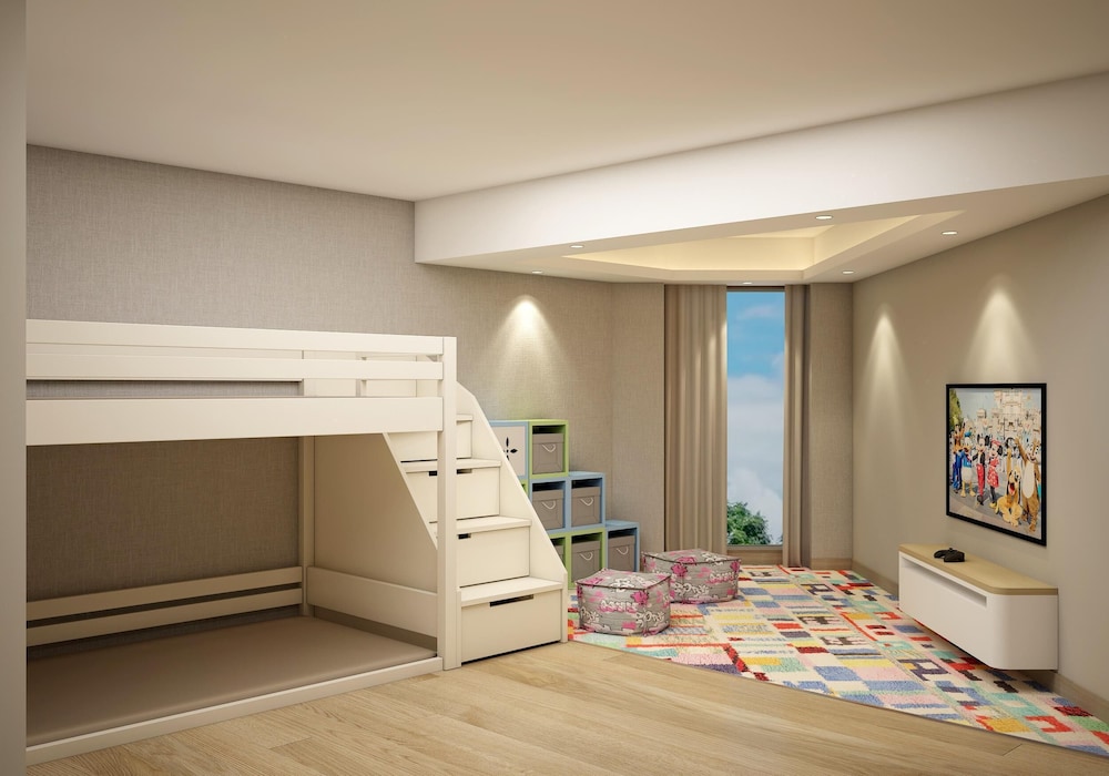 1 Queen Bed, 1 Bunk Bed, Family Suite, Club Lounge Access, Non-Smoking photo 1
