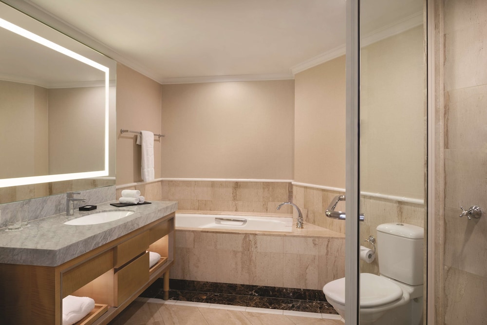 Horizon Premier Sydney Harbour 1 King, Lounge Access, High Floor thumbnail 5