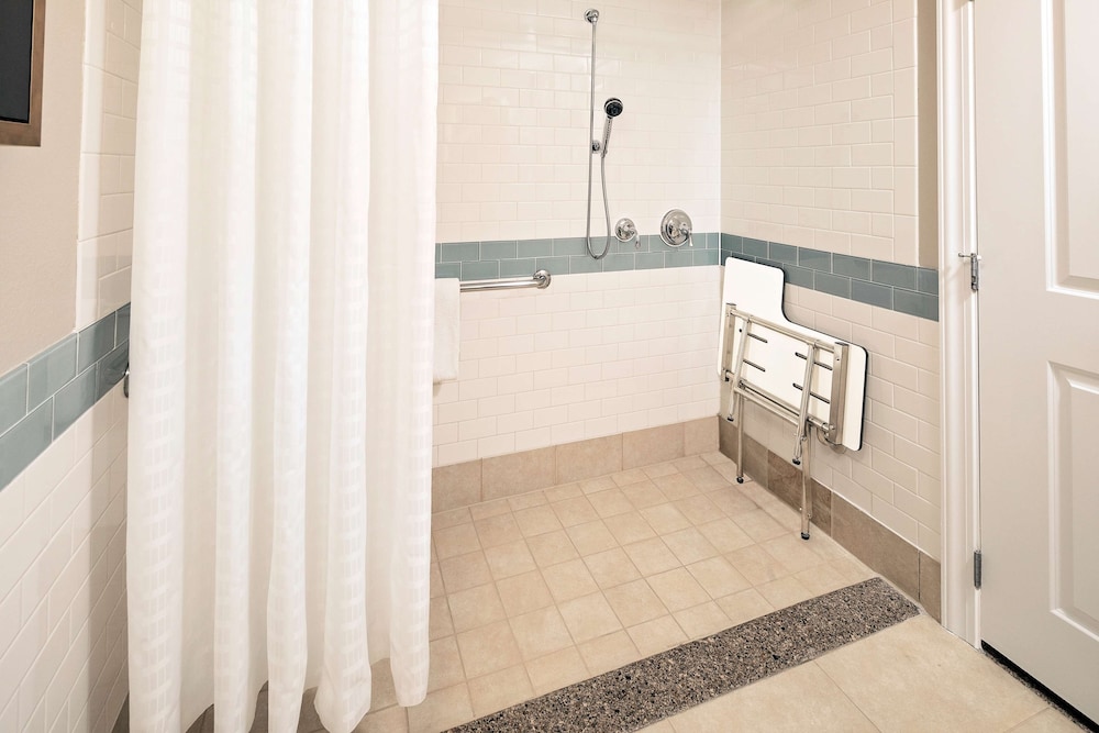 One-Bedroom King Suite with Sofa Bed - Hearing Access thumbnail 6